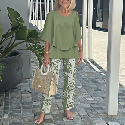 👚✨ Zestaw składający się z topu o okrągłym dekolcie oraz spodni z efektownym nadrukiem