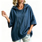 Bluza dżinsowa w stylu „washed”, o kroju oversize, z rękawami 3/4 i kapturem ze sznurkiem — jasnoniebieska, granatowa — rozmiary S–3XL